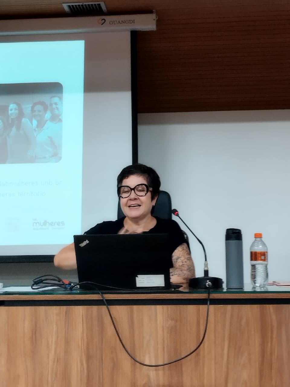 Apresentação temática durante a manhã
